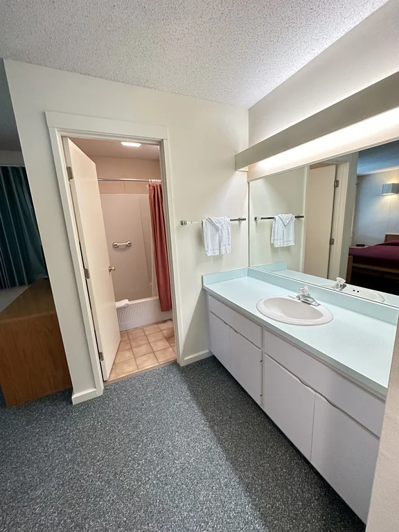 Cozy 2-bedroom Condo - Close to town!