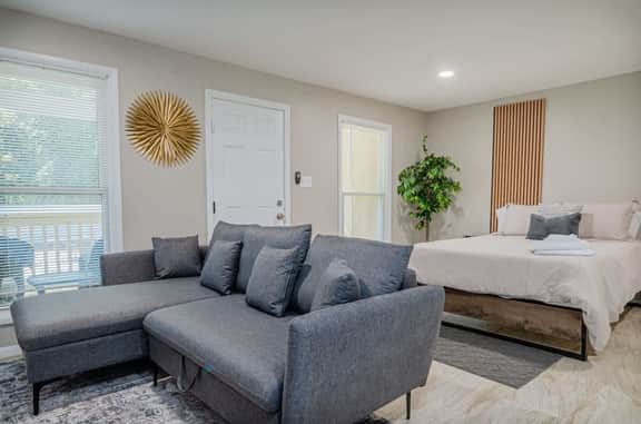 Studio•Queen Bed•Patio•Parking•Near Fort Moore