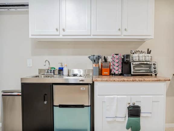 Studio•Queen Bed•Patio•Parking•Near Fort Moore