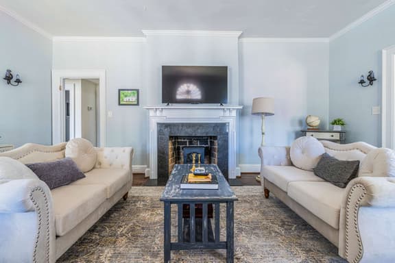3BR•3Baths•6Beds•Fire Place•Backyard•Bbq Grill