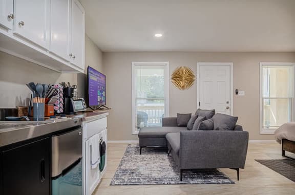Studio•Queen Bed•Patio•Parking•Near Fort Moore